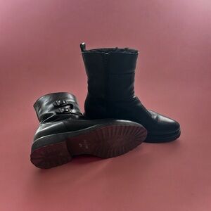100% genuine leather winter ankle boots, with shearling lining. Made in Italy.